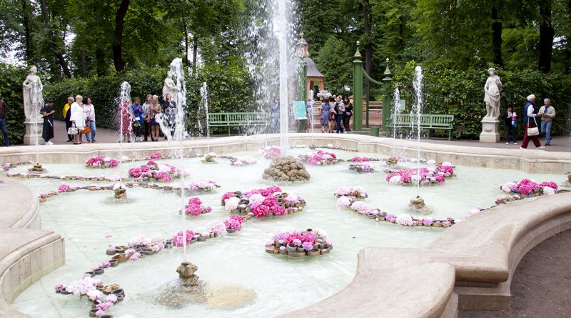 Благоухающий фонтан и тысячи цветов: фестиваль в Летнем саду