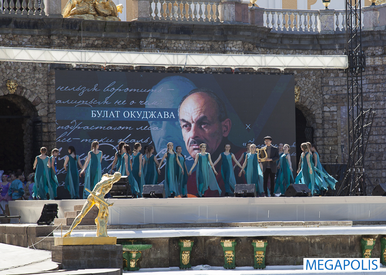 Беглов посетил праздник открытия фонтанов