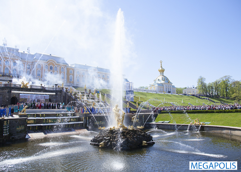 Беглов посетил праздник открытия фонтанов