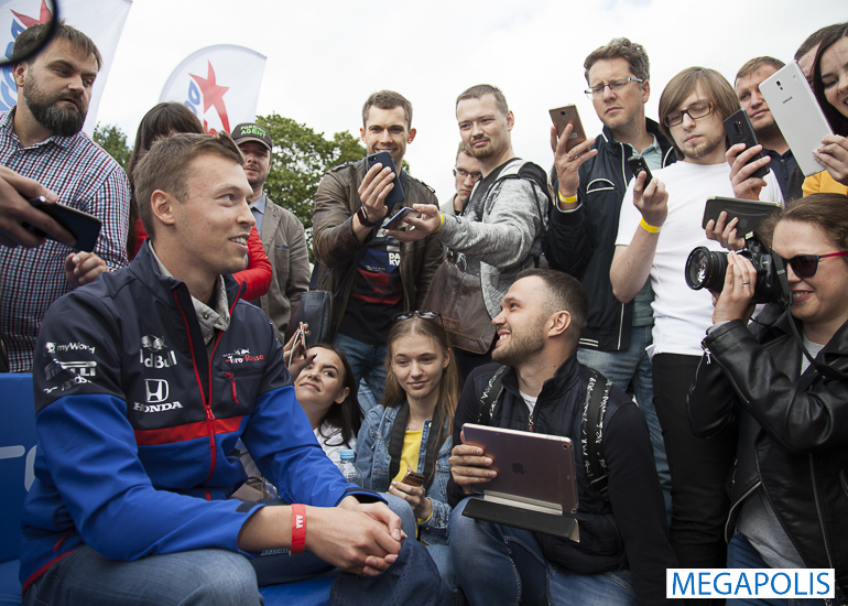 Даниил Квят встретился с болельщиками «Формулы-1» в Петербурге