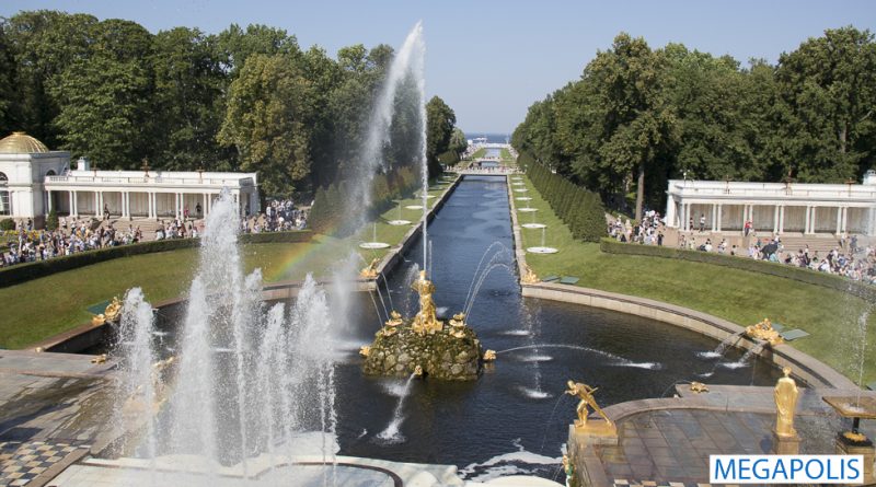 В Петергофе отмечают день рождения фонтанов